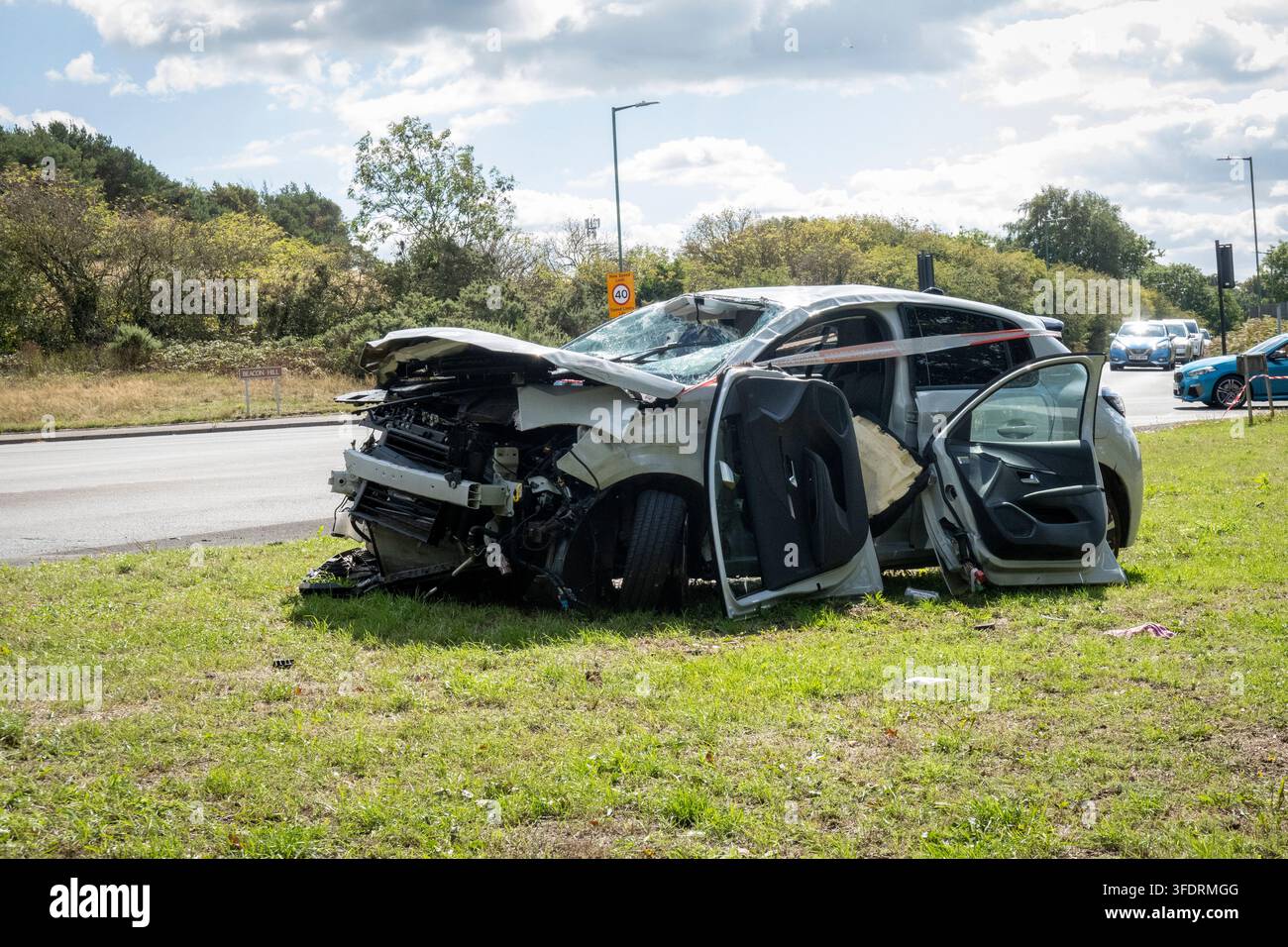 Gestohlenes und verunfalltes Auto nach einer Verfolgungsjagd der Polizei, Walsall, UK Stockfoto
