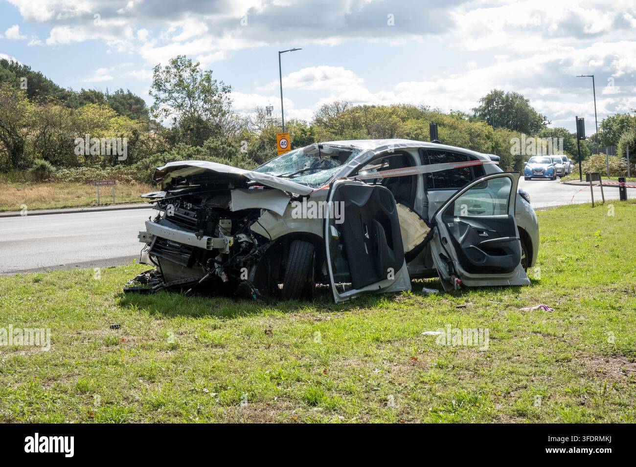 Gestohlenes und verunfalltes Auto nach einer Verfolgungsjagd der Polizei, Walsall, UK Stockfoto
