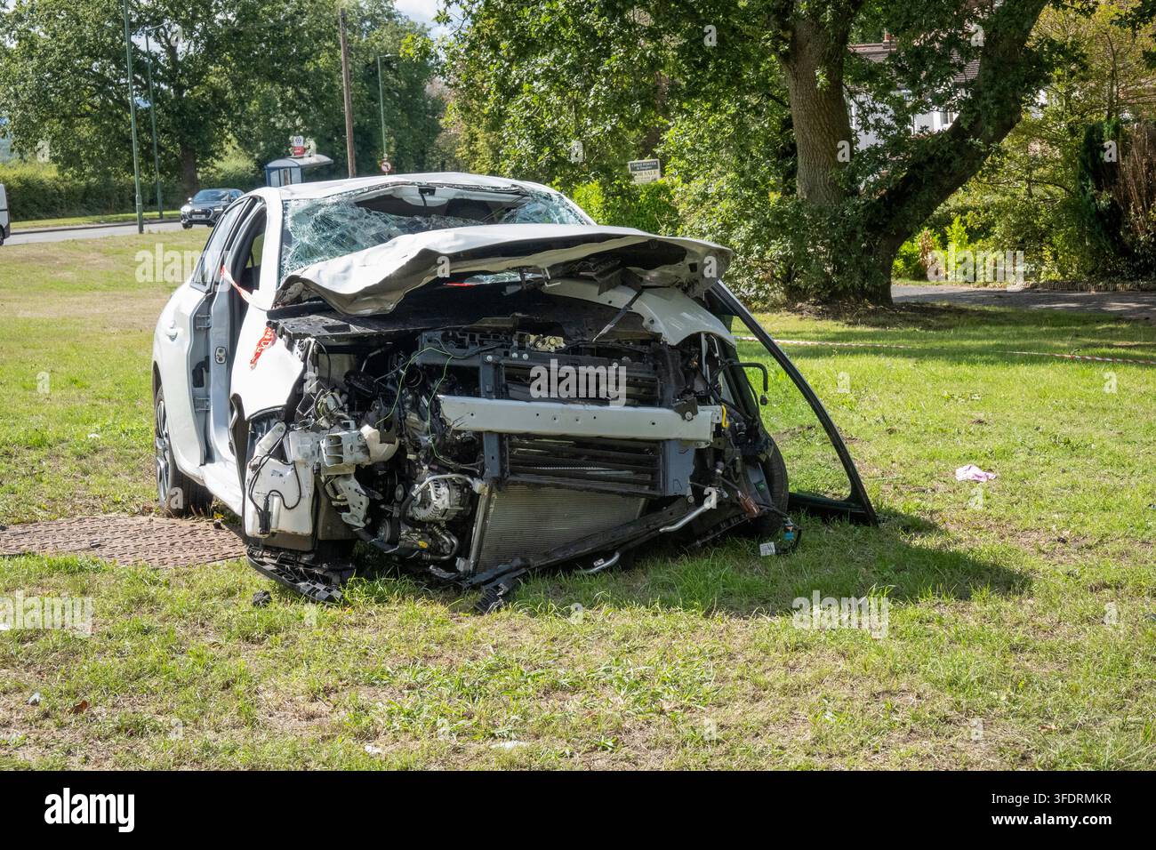 Gestohlenes und verunfalltes Auto nach einer Verfolgungsjagd der Polizei, Walsall, UK Stockfoto