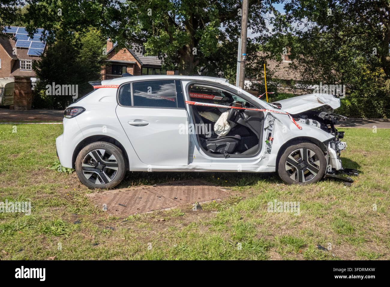 Gestohlenes und verunfalltes Auto nach einer Verfolgungsjagd der Polizei, Walsall, UK Stockfoto