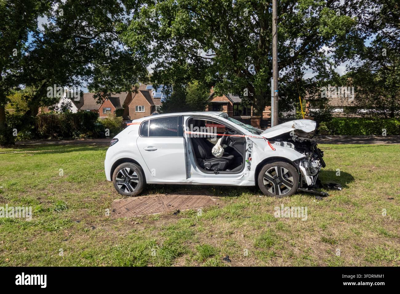 Gestohlenes und verunfalltes Auto nach einer Verfolgungsjagd der Polizei, Walsall, UK Stockfoto