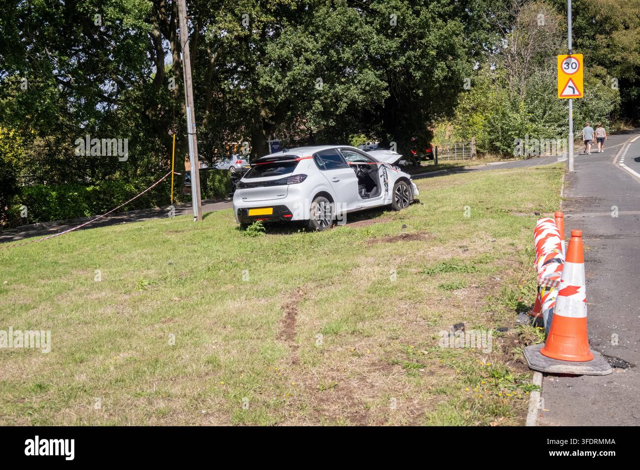 Gestohlenes und verunfalltes Auto nach einer Verfolgungsjagd der Polizei, Walsall, UK Stockfoto