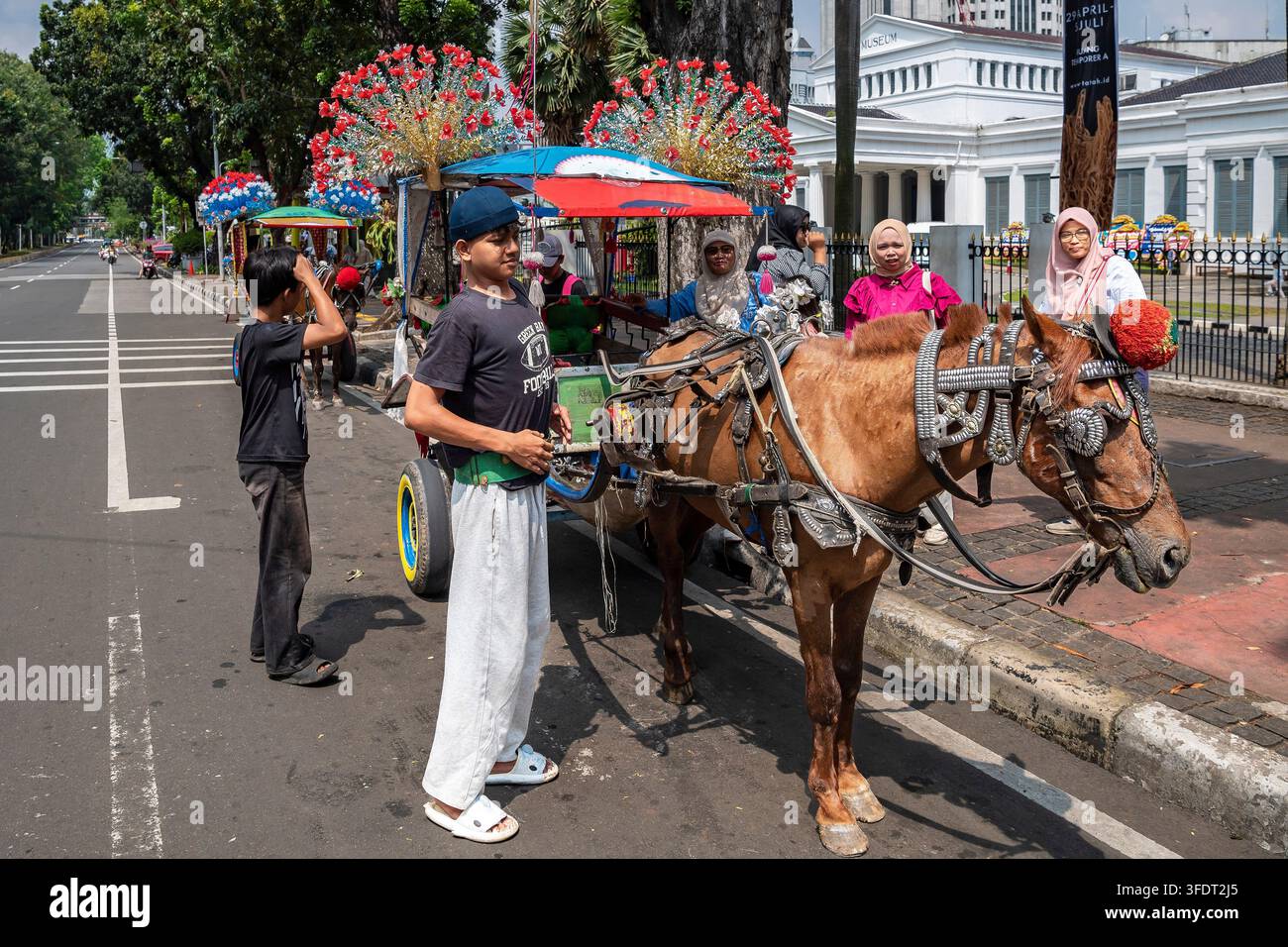 bunt geschmückte Kutschen, Pferdewagen für Touristen, Hauptstadt, Jakarta, Indonesien Stockfoto