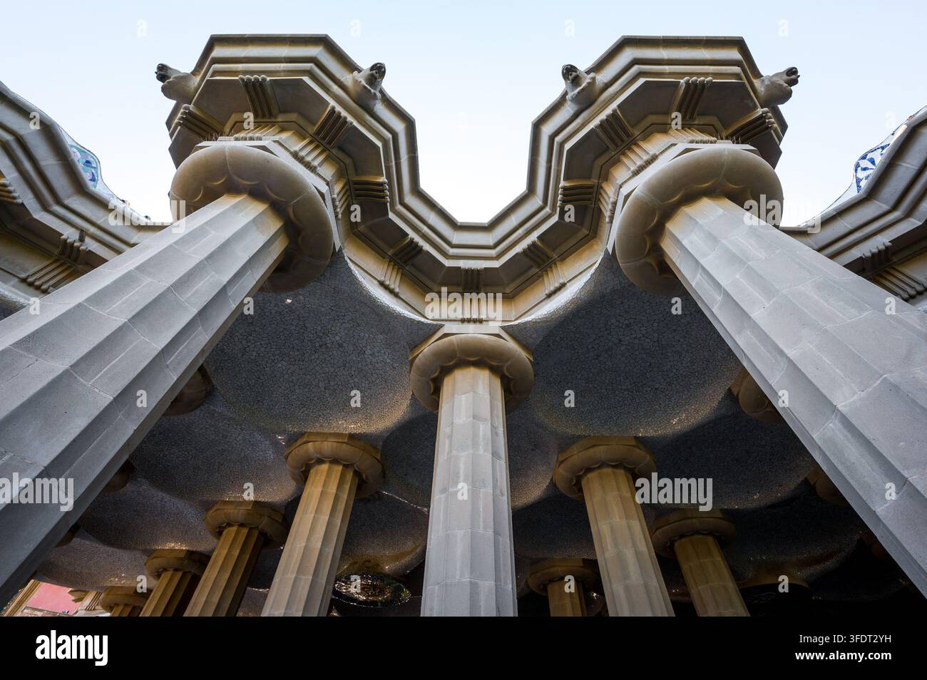 Raum der 100 Säulen im Park Güell in der Stadt Barcelona, Spanien Stockfoto