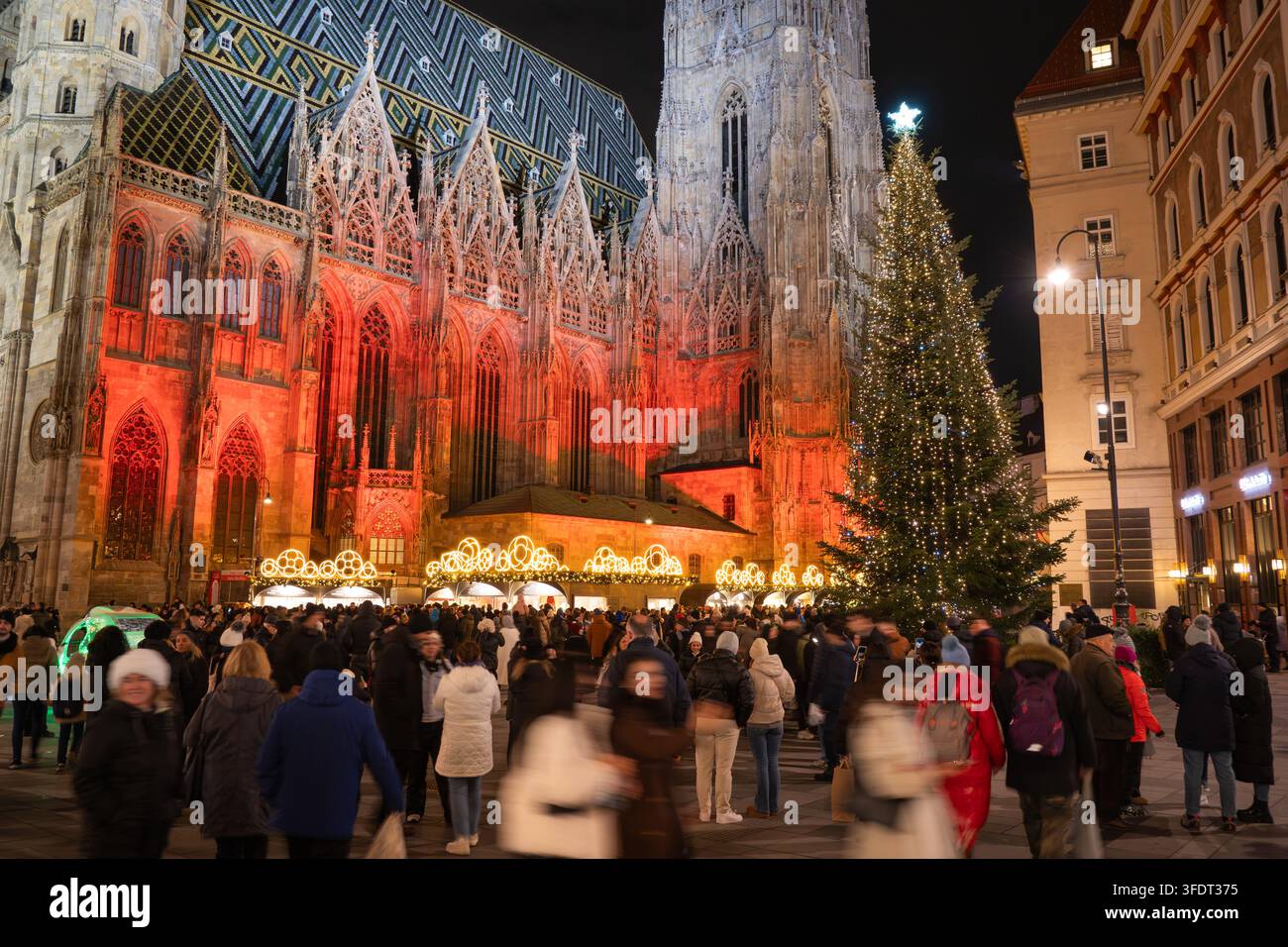 Weihnachtsmarkt am Stephansplatz vor der St. Stephans-Kathedrale in Wien, Österreich, während der Weihnachtszeit Stockfoto
