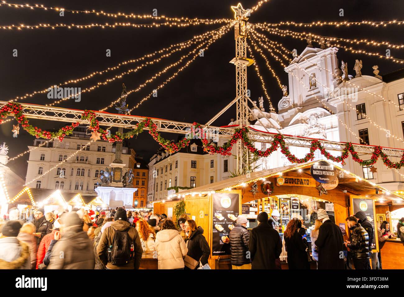 Weihnachtsmarkt (Weihnachtsmarkt am Hof) am Hofplatz in Wien, Österreich, mit beleuchteten Marktständen und Besuchern am Abend während des C Stockfoto