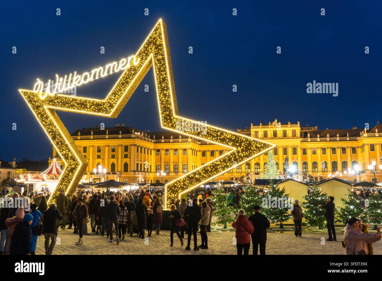 Der Weihnachtsmarkt Schloss Schönbrunn in Wien, Österreich, mit festlichen Weihnachtsmarktständen und Dekorationen in der historischen Kulisse von Schönbrunn Stockfoto