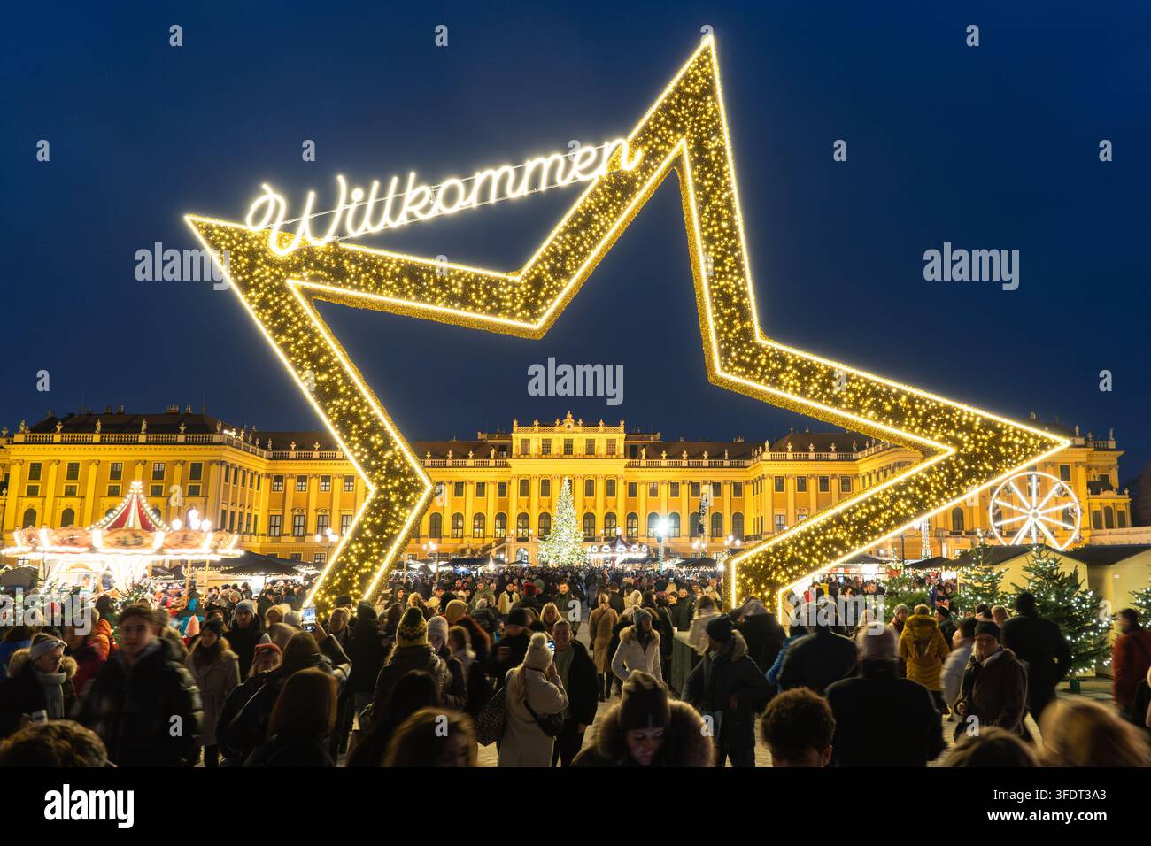 Der Weihnachtsmarkt Schloss Schönbrunn in Wien, Österreich, mit festlichen Weihnachtsmarktständen und Dekorationen in der historischen Kulisse von Schönbrunn Stockfoto