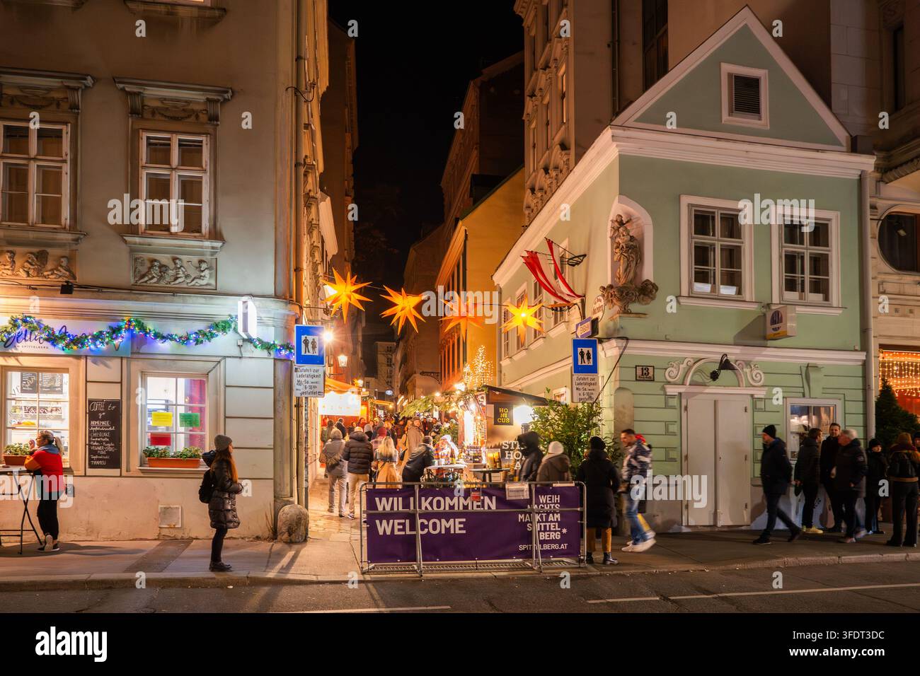 Weihnachtsmarkt am Spittelberg in Wien, Österreich, mit traditionellen Marktständen, Besuchern und festlicher Dekoration im historischen Viertel Spittelberg Stockfoto