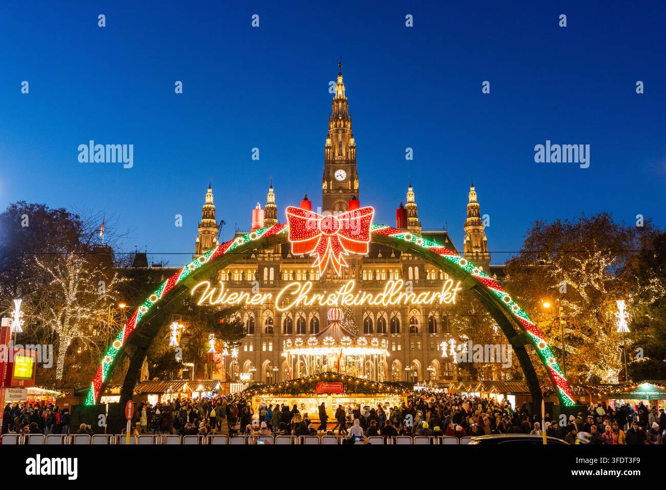 Wiener Christkindlmarkt am Rathausplatz in Wien, Österreich, mit bunten beleuchteten Dekorationen und festlichen Lichtern am Abend während des Weihnachts Stockfoto