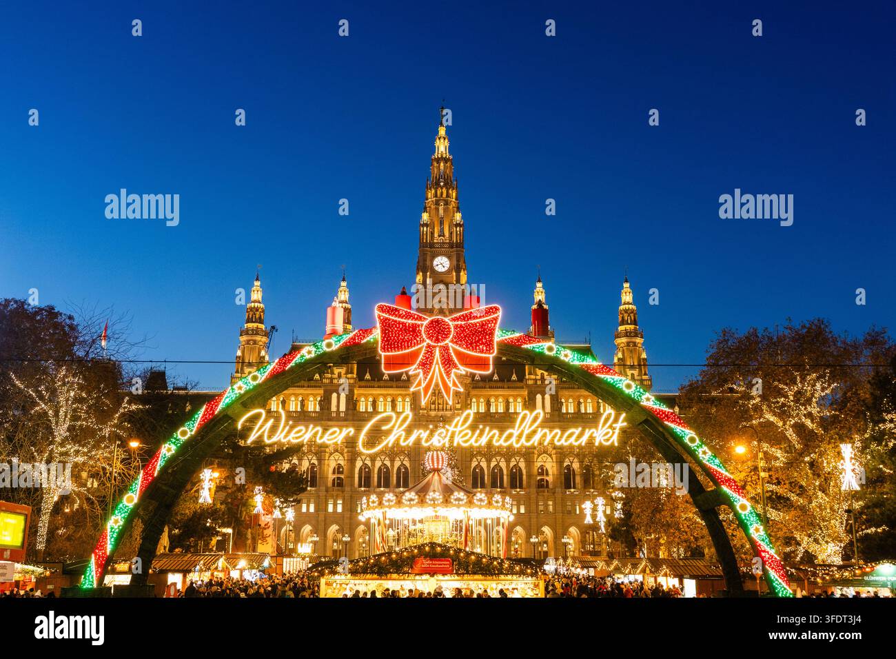Wiener Christkindlmarkt am Rathausplatz in Wien, Österreich, mit bunten beleuchteten Dekorationen und festlichen Lichtern am Abend während des Weihnachts Stockfoto
