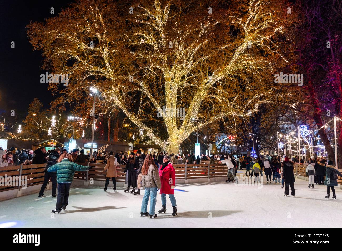 Wiener Christkindlmarkt am Rathausplatz in Wien, Österreich, mit bunten beleuchteten Dekorationen und festlichen Lichtern am Abend während des Weihnachts Stockfoto