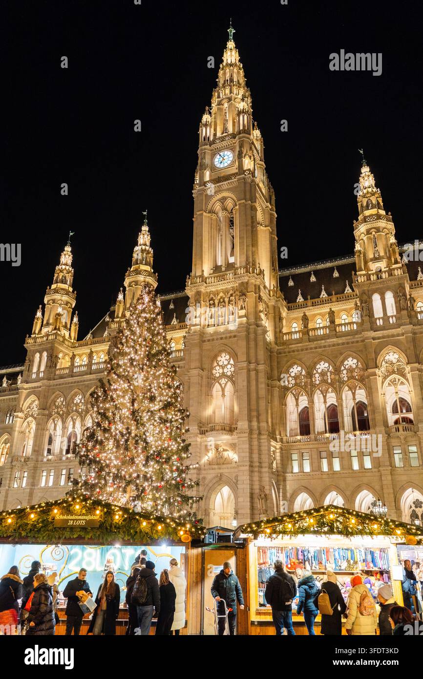 Wiener Christkindlmarkt am Rathausplatz in Wien, Österreich, mit bunten beleuchteten Dekorationen und festlichen Lichtern am Abend während des Weihnachts Stockfoto