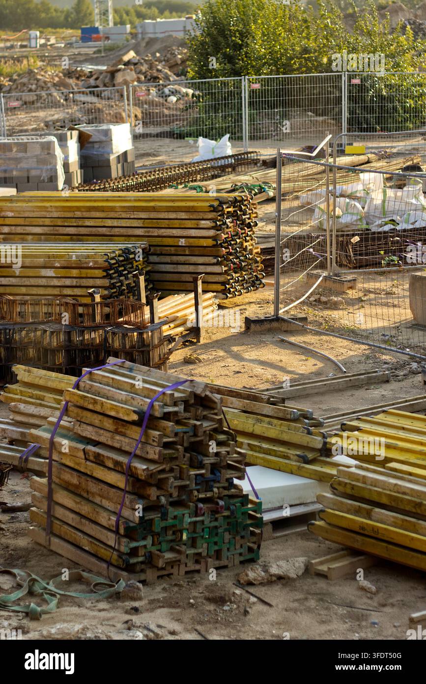 Baustelle mit gestapelten Baumaterialien Stockfoto