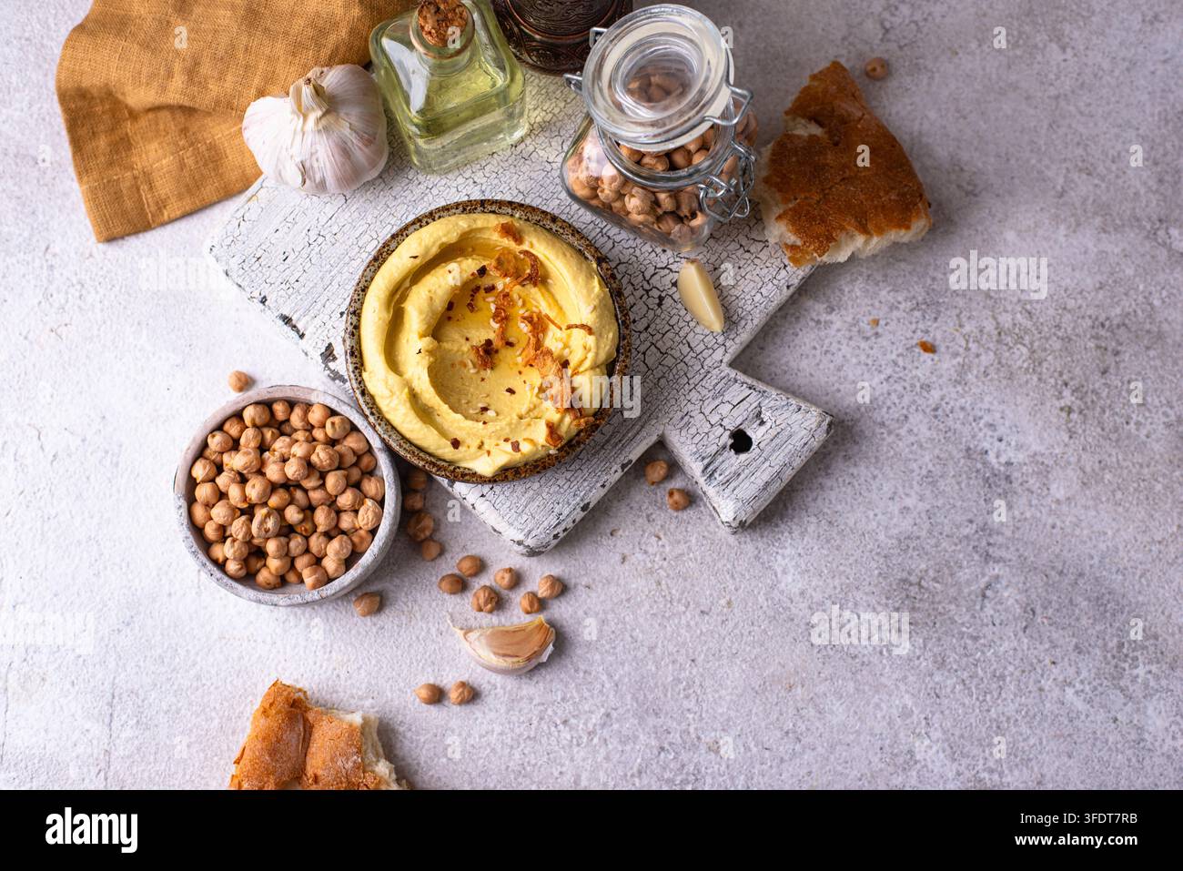 Traditioneller Hummus mit Kichererbsen, Paprika, Olivenöl – Orientalischer oder jüdischer traditioneller Snack Stockfoto