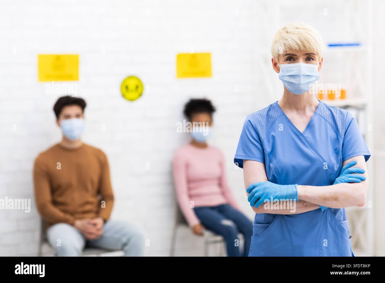 Lady Doctor Steht Vor Coronavirus-Patienten Im Krankenhaus Stockfoto