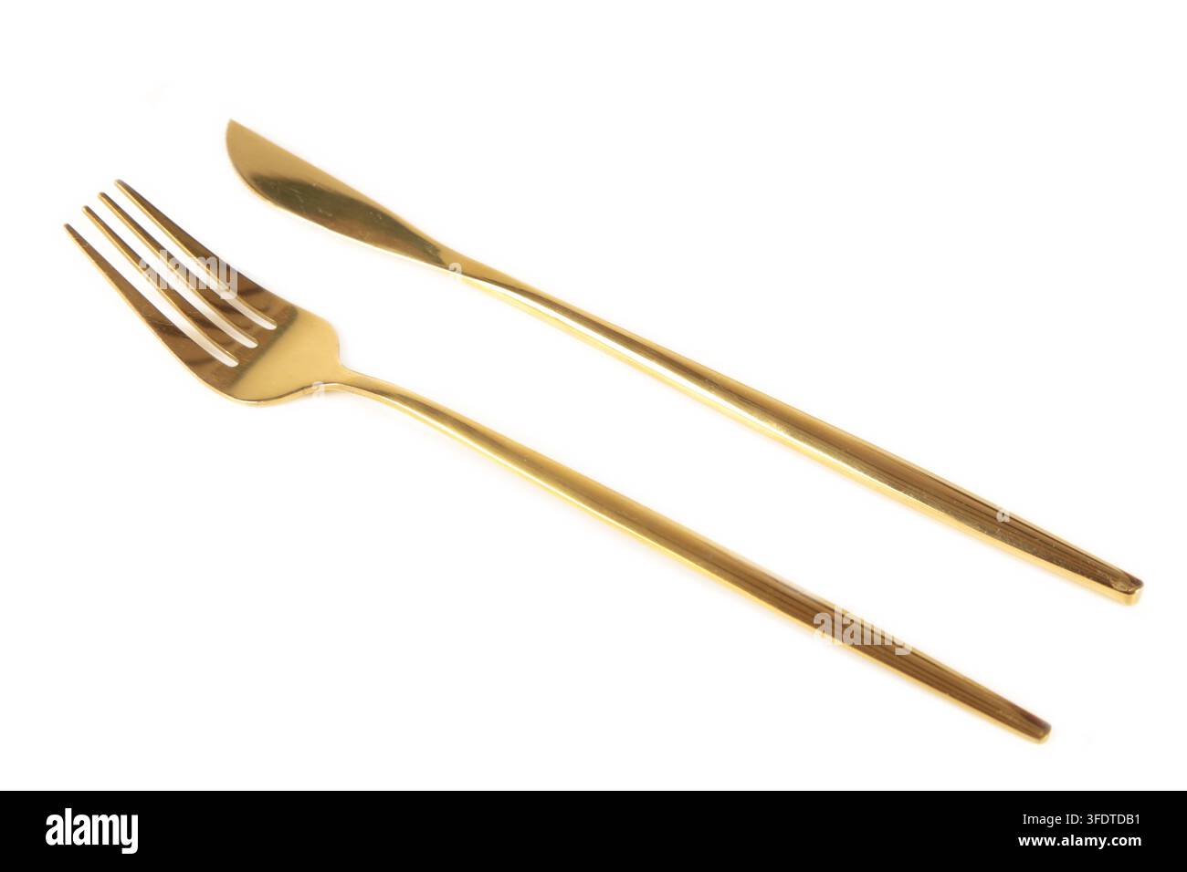 Goldene Gabel und Messer isoliert auf weißem Hintergrund Stockfoto