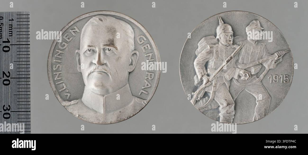 Medaillons im Zusammenhang mit dem Ersten Weltkrieg, insbesondere deutsche Medaillen und Auszeichnungen, darunter eine mit einem Büstenbild des Generals von Linsingen, eines deutschen Militäroffiziers, sowie ein weiteres Medaillon mit zwei Figuren in Militärkleidung und einem Datum, beide neben einem Lineal zur Größenangabe platziert. Stockfoto