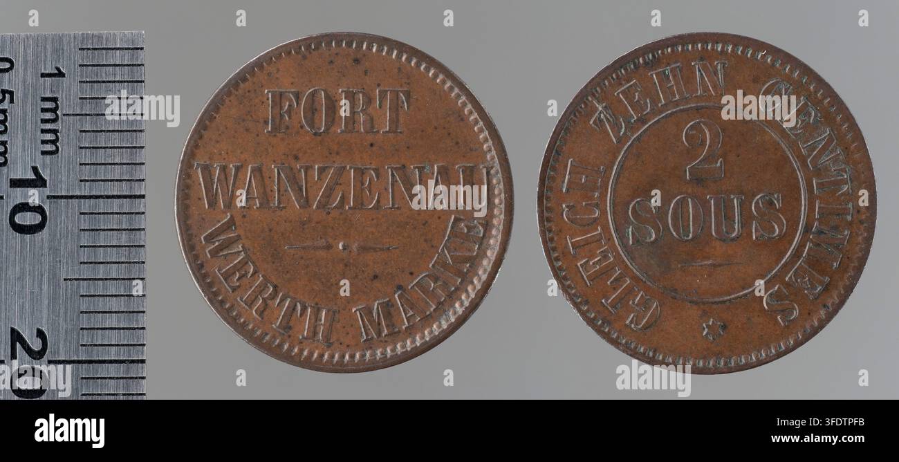 Zwei Münzen aus der Zeit des Ersten Weltkriegs von Fort Wantzenau, einem französischen Fort in La Wantzenau, Bas-Rhin, darunter eine 10-Centime-Münze mit der Inschrift „FORT WANTZENAU“ und „MERTH MERC“ sowie eine Münze mit „ZEHN CENTIMES“ und „2 SOUS“ um ein zentrales „2“, beide mit Perlkanten. Stockfoto