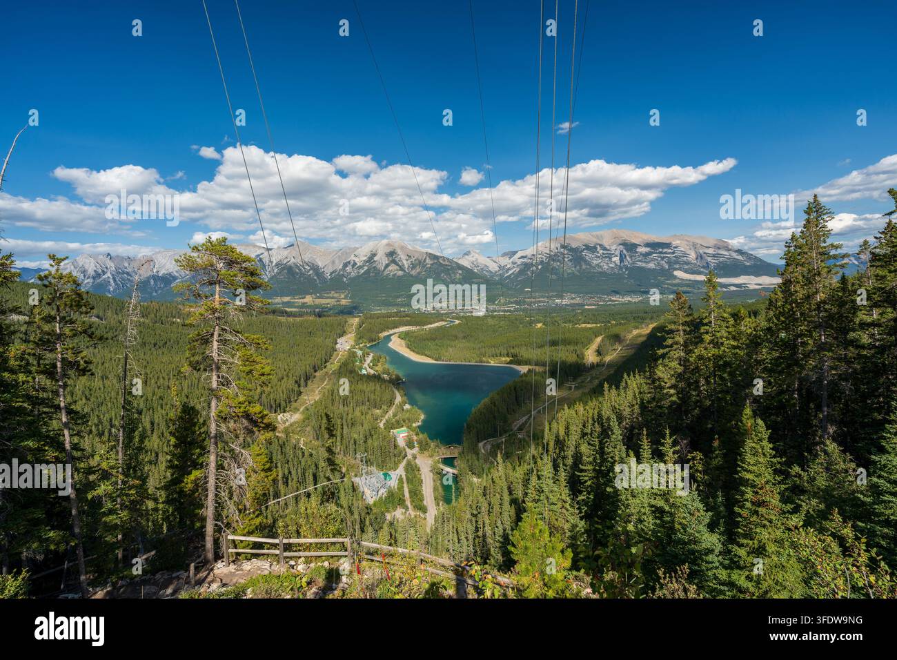 Luftbild des Rundle Forebay-Reservoirs und der Stromleitungen. Canmore, Alberta, Kanada. Stockfoto