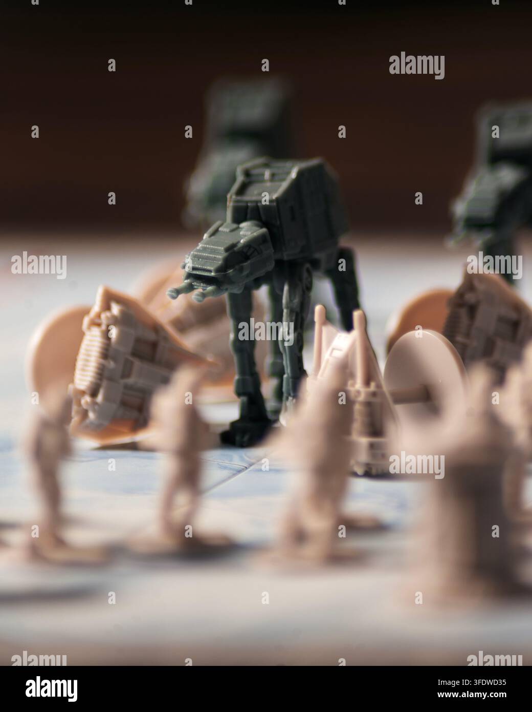 Queretaro, Queretaro, 06 06 2026. Dynamische Porträtfotografie, die das ikonische Hoth-Schlachtbild aus Star Wars Schlacht von Hoth zeigt, entworfen von Rich Stockfoto