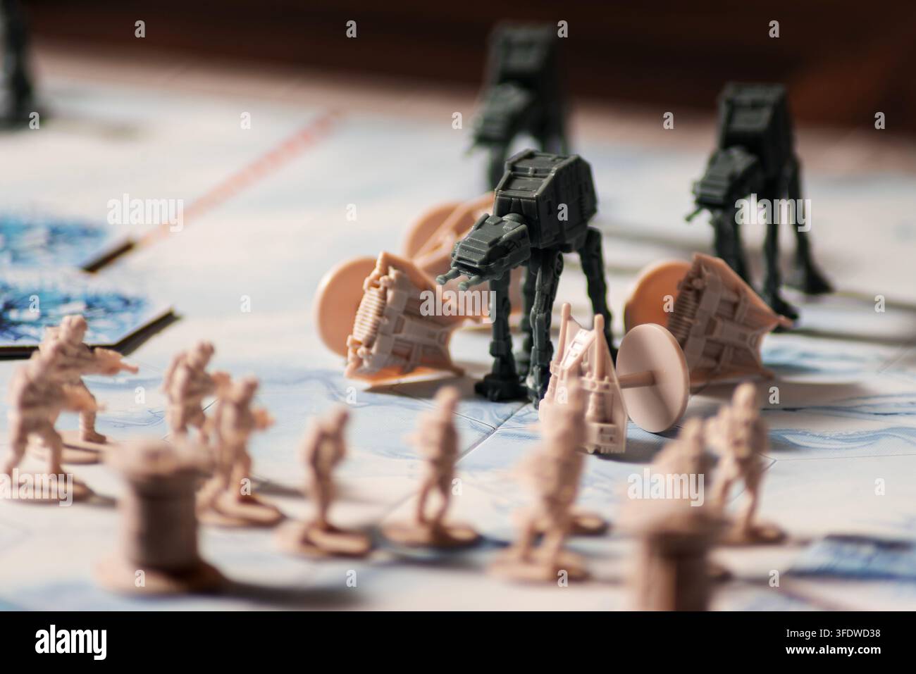 Queretaro, Queretaro, 06 06 2026. Dynamische Porträtfotografie, die das ikonische Hoth-Schlachtbild aus Star Wars Schlacht von Hoth zeigt, entworfen von Rich Stockfoto