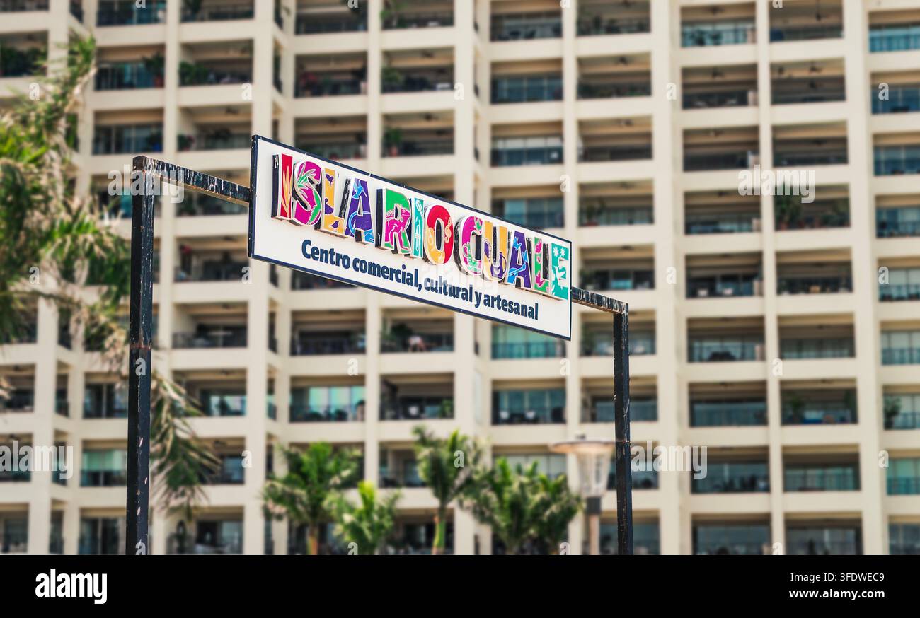 Puerto Vallarta Jalisco Mexiko; 25. Mai 2026. Diese redaktionelle Straßenfotografie fängt einen lebendigen Nahaufnahme-Blick auf das einladende Schild für Isla Rio Cua ein Stockfoto