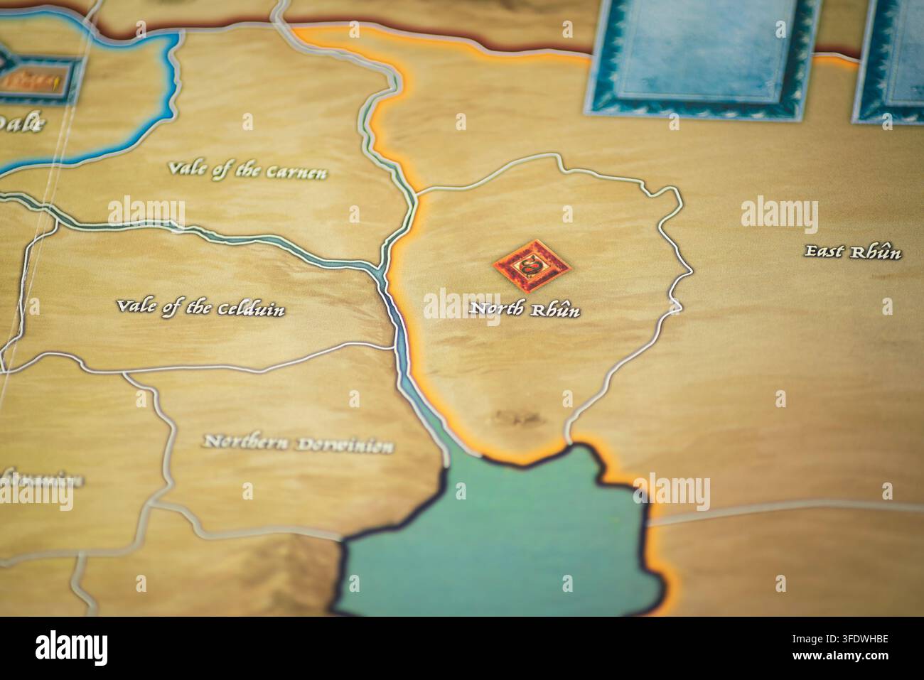 Queretaro, Queretaro, 05 05 2026. Makrofotografie, die die Regionen North Rhun und Vale of the Celduin auf einer Mittelerde-Karte aus dem Krieg des Ri zeigt Stockfoto