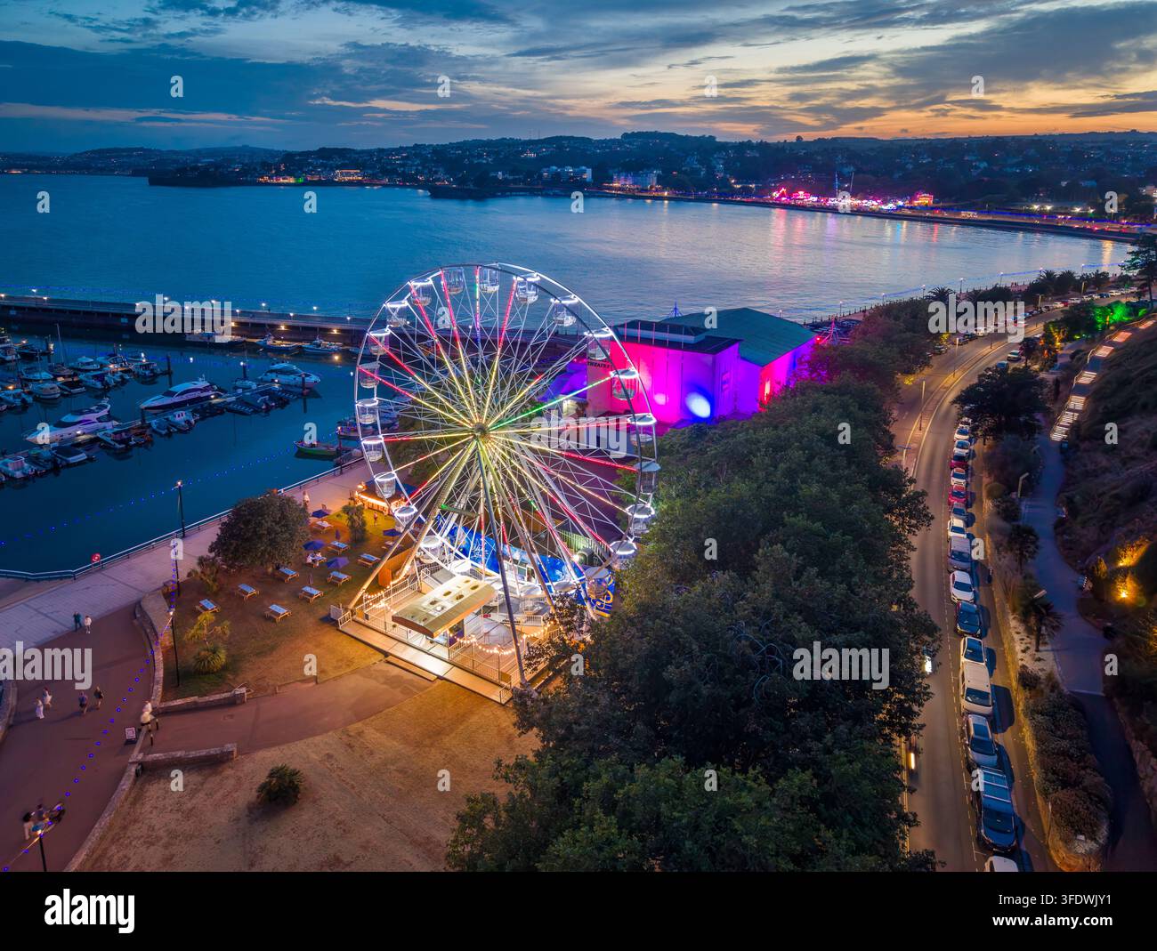 Torquay, Devon, Vereinigtes Königreich. 08.26.2026 Torquay Marina erstrahlt während der Dämmerung über der englischen Riviera. 26. August 2026. Stockfoto