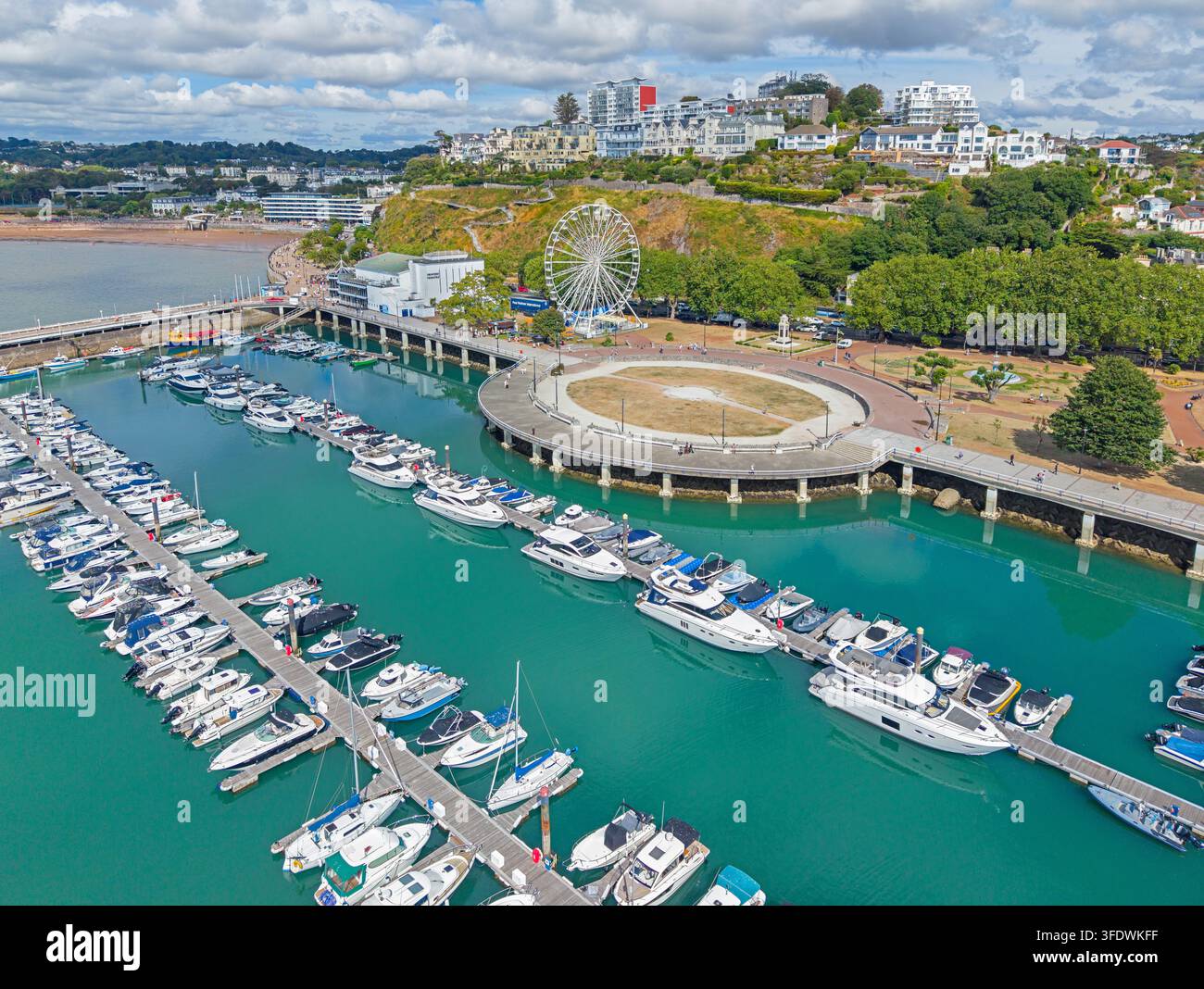 Torquay, Devon, Vereinigtes Königreich. 08.27.2026 Der Yachthafen von Torquay erstrahlt hell über Torbay und der englischen Riviera im Sommer. 27. August 2026. Stockfoto