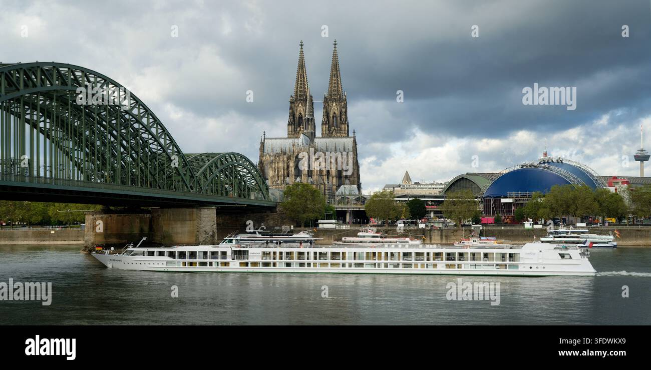 Köln, Deutschland, 31. August 2026: Flusskreuzfahrtschiff MS Symphonie fährt auf dem Rhein an der Kölner Dom, der Hohenzollernbrücke und dem Musical Dome vorbei Stockfoto