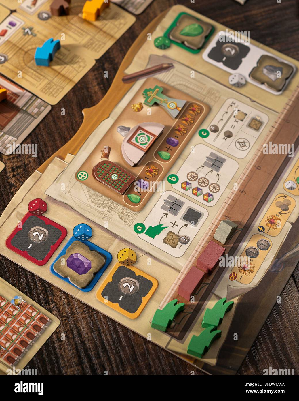 Queretaro, Queretaro, 06 06 2026. Detaillierte Nahaufnahme-Porträtfotografie, die das individuelle Spielerbrett von The Red Cathedral Cooperative Boa präsentiert Stockfoto