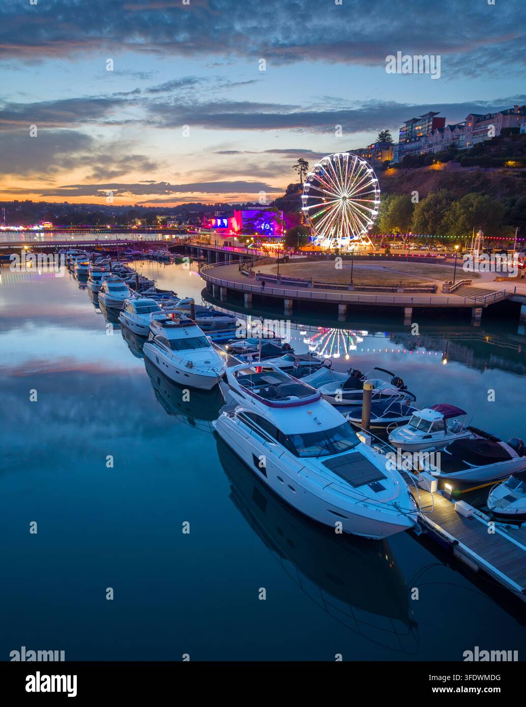 Torquay, Devon, Vereinigtes Königreich. 08.26.2026 Torquay Marina erstrahlt während der Dämmerung über der englischen Riviera. 26. August 2026. Stockfoto