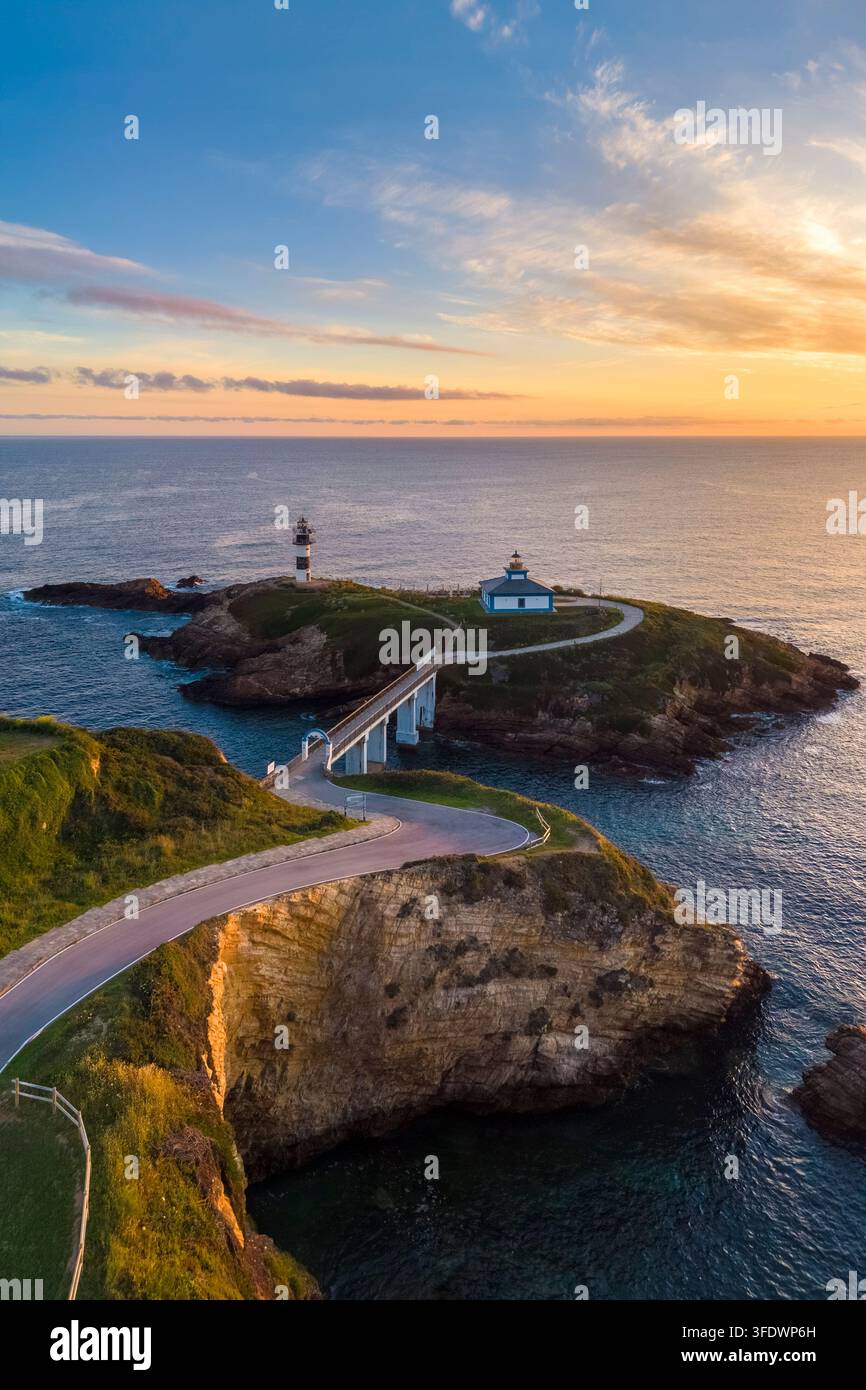 Luftaufnahme des Faro di Illa Pancha während eines Frühlingssonnenaufgangs. Ribadeo, Galicien, Spanien, Iberische Halbinsel, Europa. Stockfoto