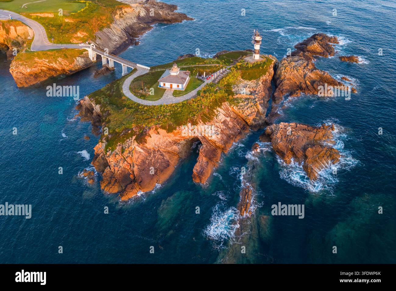 Luftaufnahme des Faro di Illa Pancha während eines Frühlingssonnenaufgangs. Ribadeo, Galicien, Spanien, Iberische Halbinsel, Europa. Stockfoto
