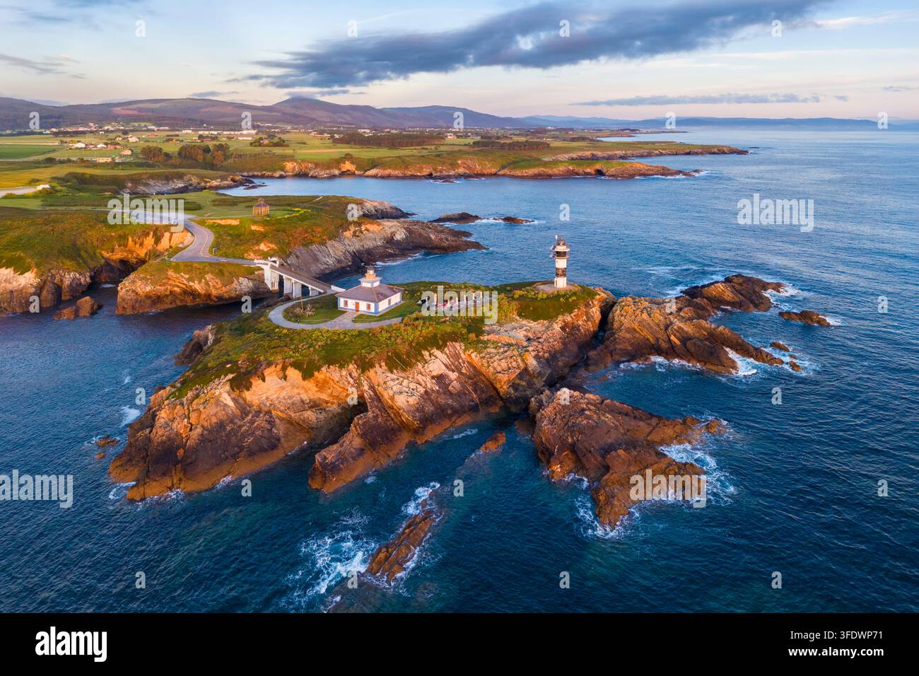 Luftaufnahme des Faro di Illa Pancha während eines Frühlingssonnenaufgangs. Ribadeo, Galicien, Spanien, Iberische Halbinsel, Europa. Stockfoto
