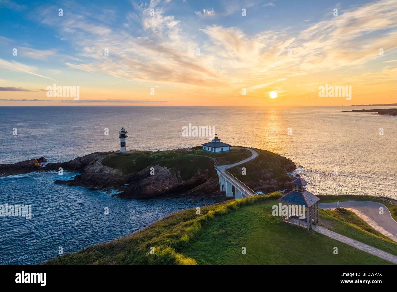 Luftaufnahme des Faro di Illa Pancha während eines Frühlingssonnenaufgangs. Ribadeo, Galicien, Spanien, Iberische Halbinsel, Europa. Stockfoto