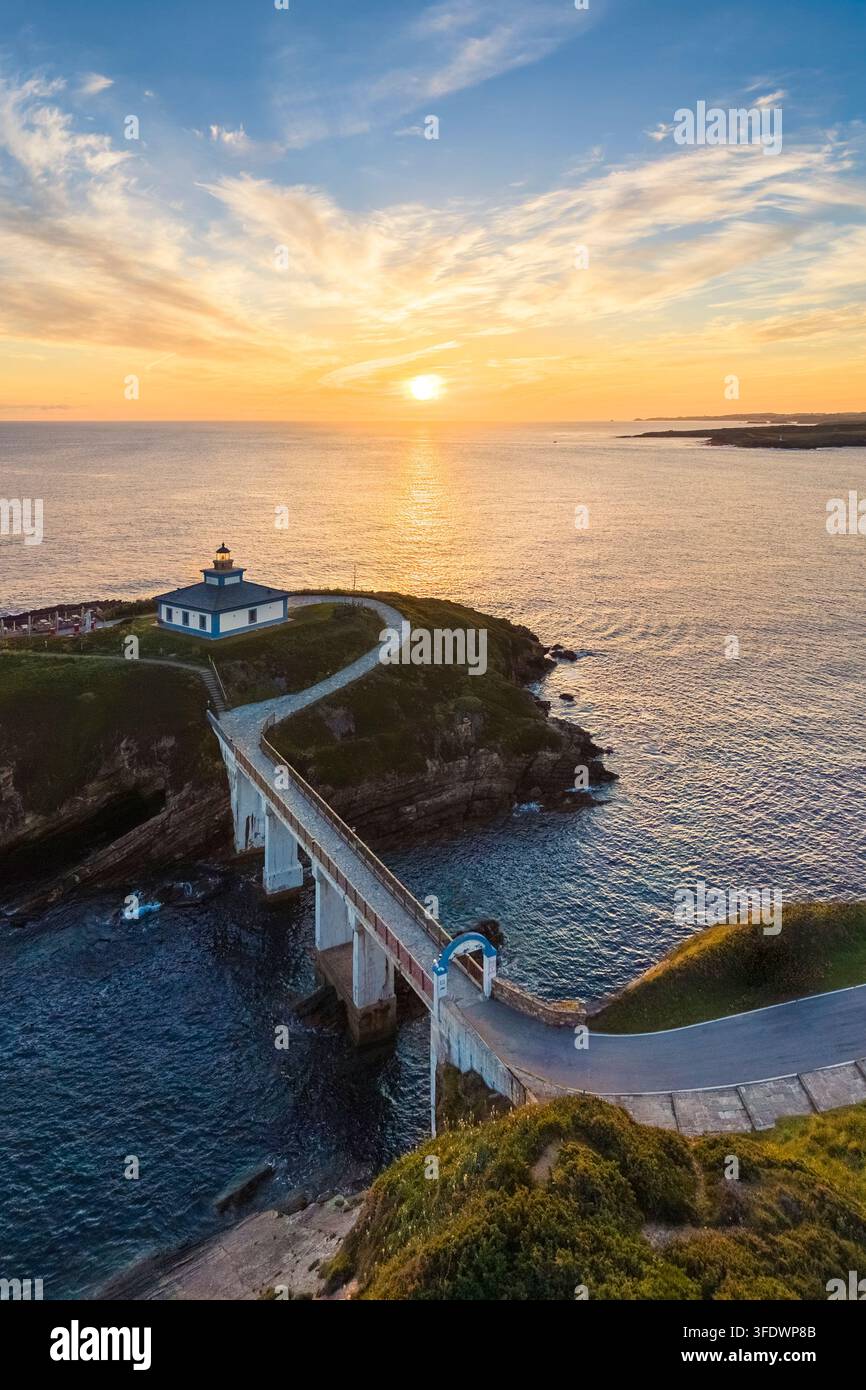 Luftaufnahme des Faro di Illa Pancha während eines Frühlingssonnenaufgangs. Ribadeo, Galicien, Spanien, Iberische Halbinsel, Europa. Stockfoto