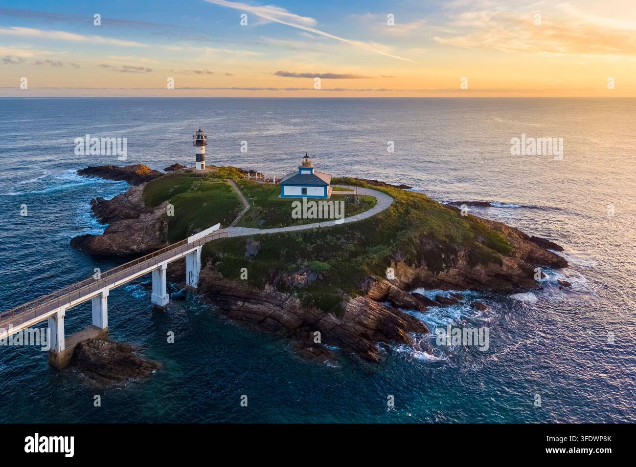Luftaufnahme des Faro di Illa Pancha während eines Frühlingssonnenaufgangs. Ribadeo, Galicien, Spanien, Iberische Halbinsel, Europa. Stockfoto