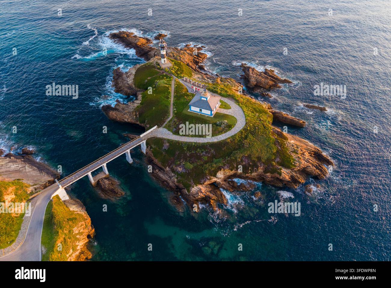 Luftaufnahme des Faro di Illa Pancha während eines Frühlingssonnenaufgangs. Ribadeo, Galicien, Spanien, Iberische Halbinsel, Europa. Stockfoto