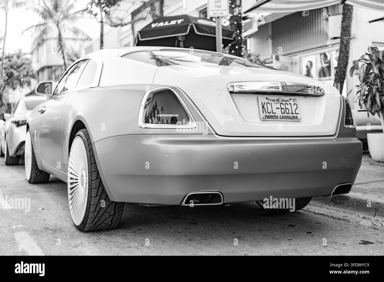 Miami, Florida, USA - 08. April 2025: Royce Wraith Luxus-Grand-Tourer-Car. Grand Tourer Rolls Royce Wraith. Auto Rolls Royce Wraith parkt Stockfoto