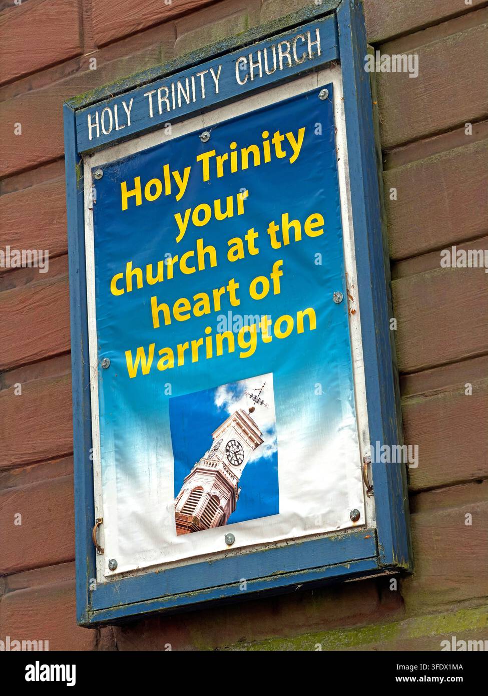 Schild der Heiligen Dreifaltigkeitskirche am Markttor in der Sankey Street im Stadtzentrum von Warrington Stockfoto