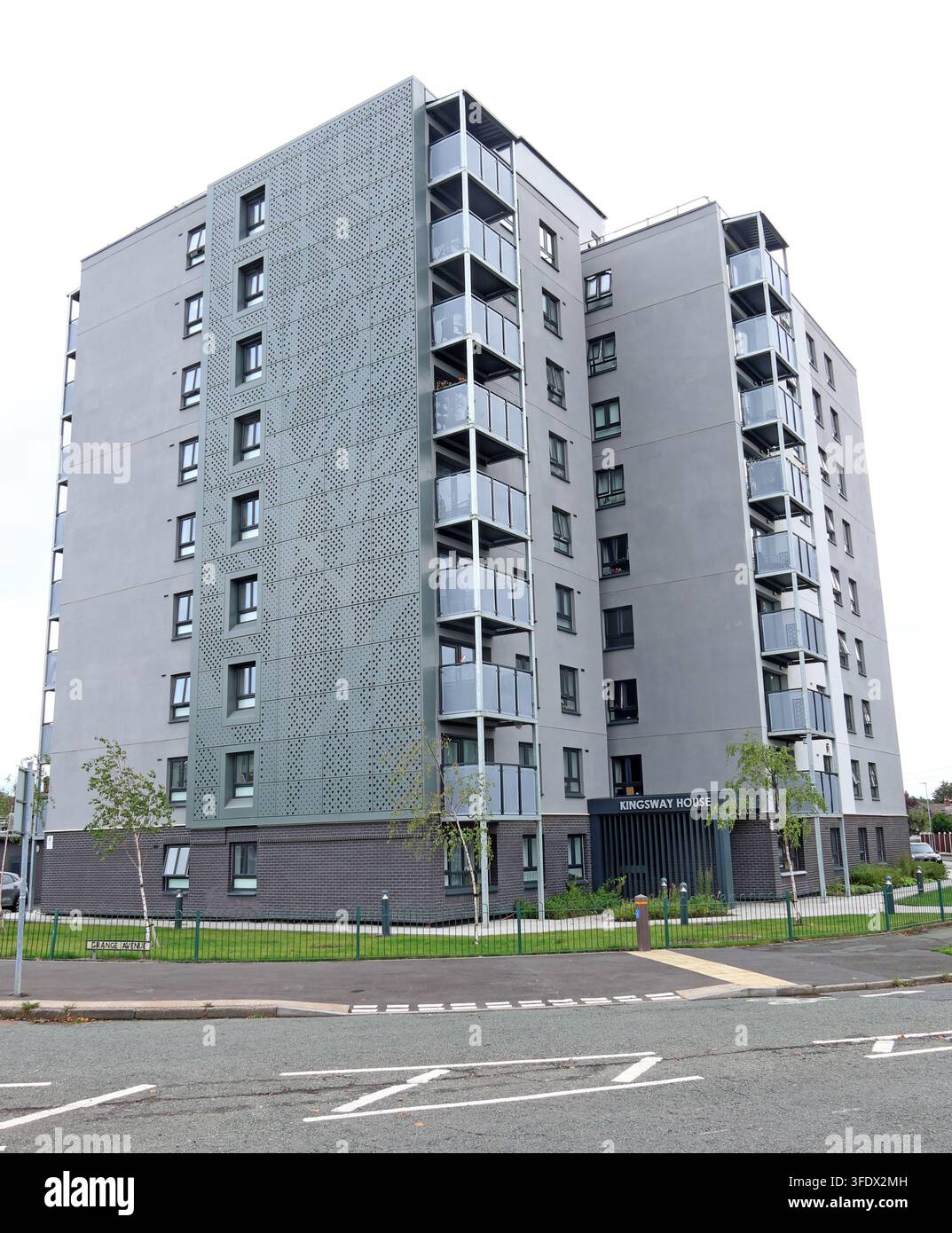 Renovierter Kingsway House Sozialwohnbau-Turm, Latchford, Warrington, fertiggestellt von Torus im Jahr 2024 Stockfoto