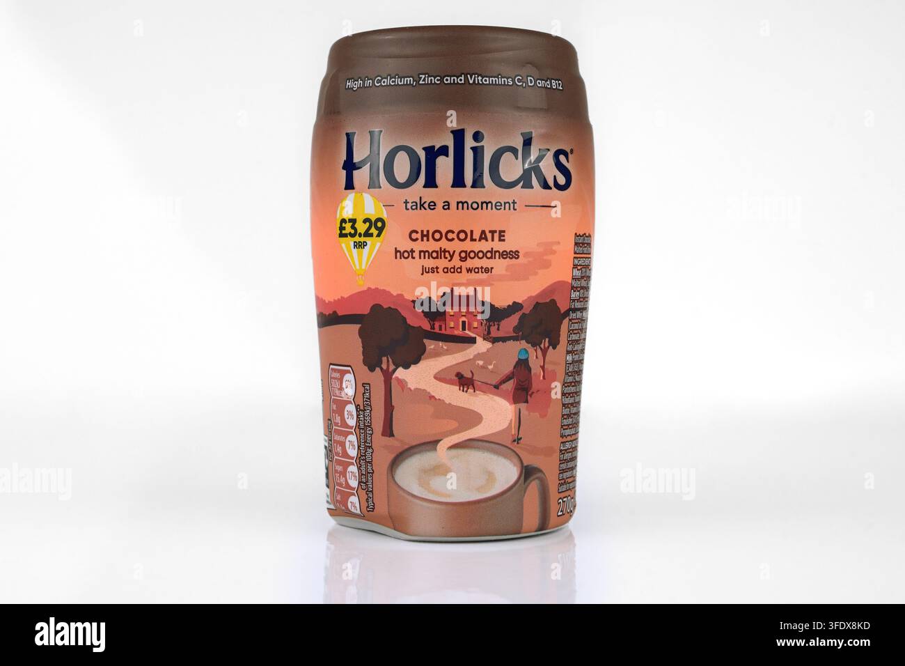 Horlicks Schokoladen-Heißgetränk mit Malzgeschmack, Der Horlicks-Becher steht auf einem weißen Hintergrund - Wales, UK - 19. Juli 2026 Stockfoto