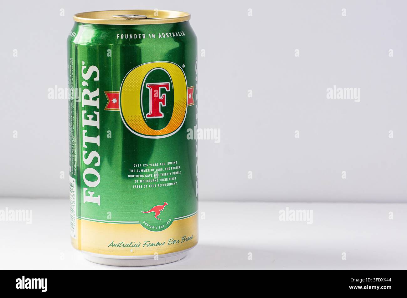 Grüne Dose Foster's Lager-Bier auf weißem Hintergrund - Milton WA USA - 28. August 2026 Stockfoto