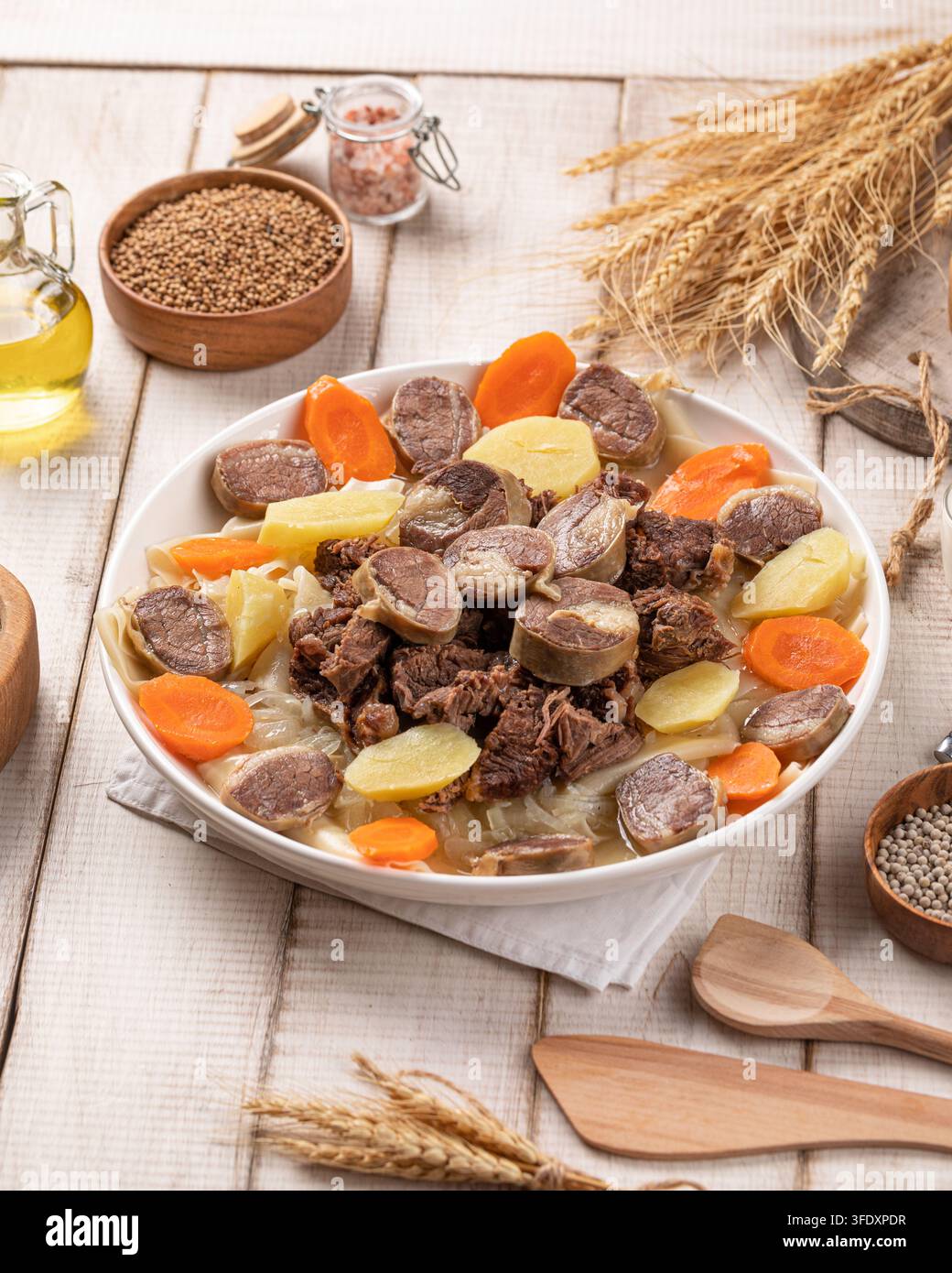 Kazachisches Beshbarmak-Gericht mit gekochtem Fleisch in der Schüssel Stockfoto