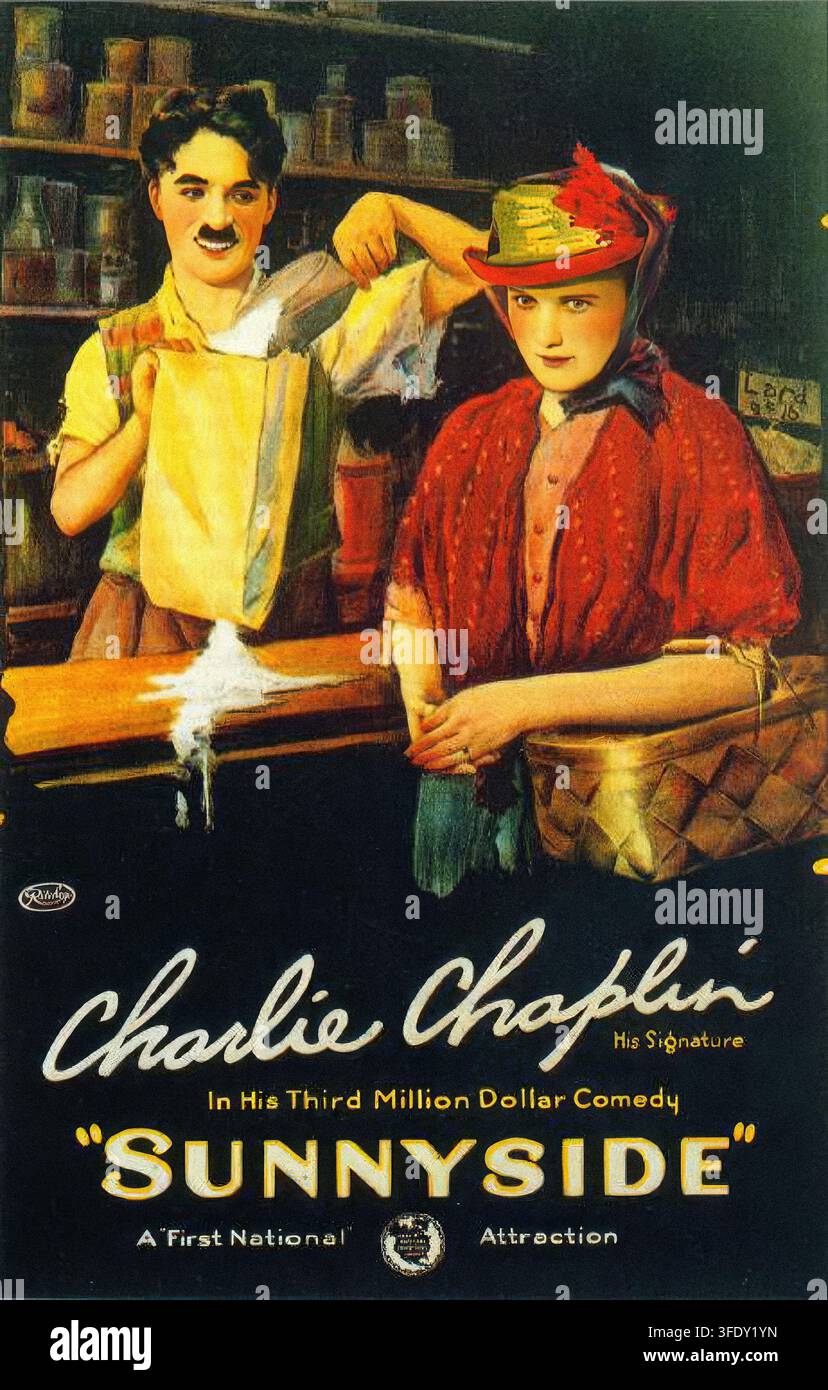Vintage-Poster für Sunnyside (1919), die Stummfilmkomödie, die Charlie Chaplin für First National geschrieben, inszeniert und gespielt hat. Die Kunst zeigt Chaplin hinter einer Ladentheke, wie er lächelnd eine überlaufende Milchflasche neben einer Frau in rotem Schal und gefiedertem Hut hält, umgeben von Regalen mit Gläsern und Waren. Der handgemalte Stil und die lebhafte Komposition fangen den Humor, die Farbe und die Werbeeleganz des frühen zwanzigsten Jahrhunderts ein. Stockfoto