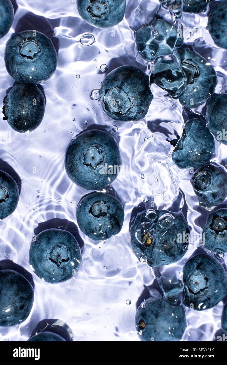 Blaubeeren in sauberem, welligem Wasser, Smartphone-Hintergrundbild Stockfoto