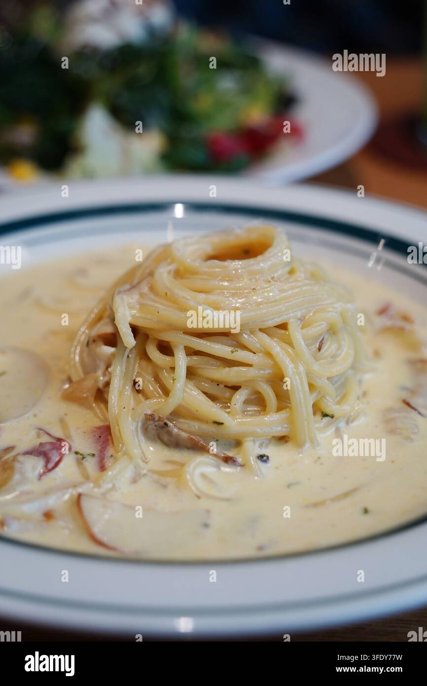 Reiche und cremige Bacon-Carbonara-Pasta, serviert in einem Feinschmeckerrestaurant Stockfoto