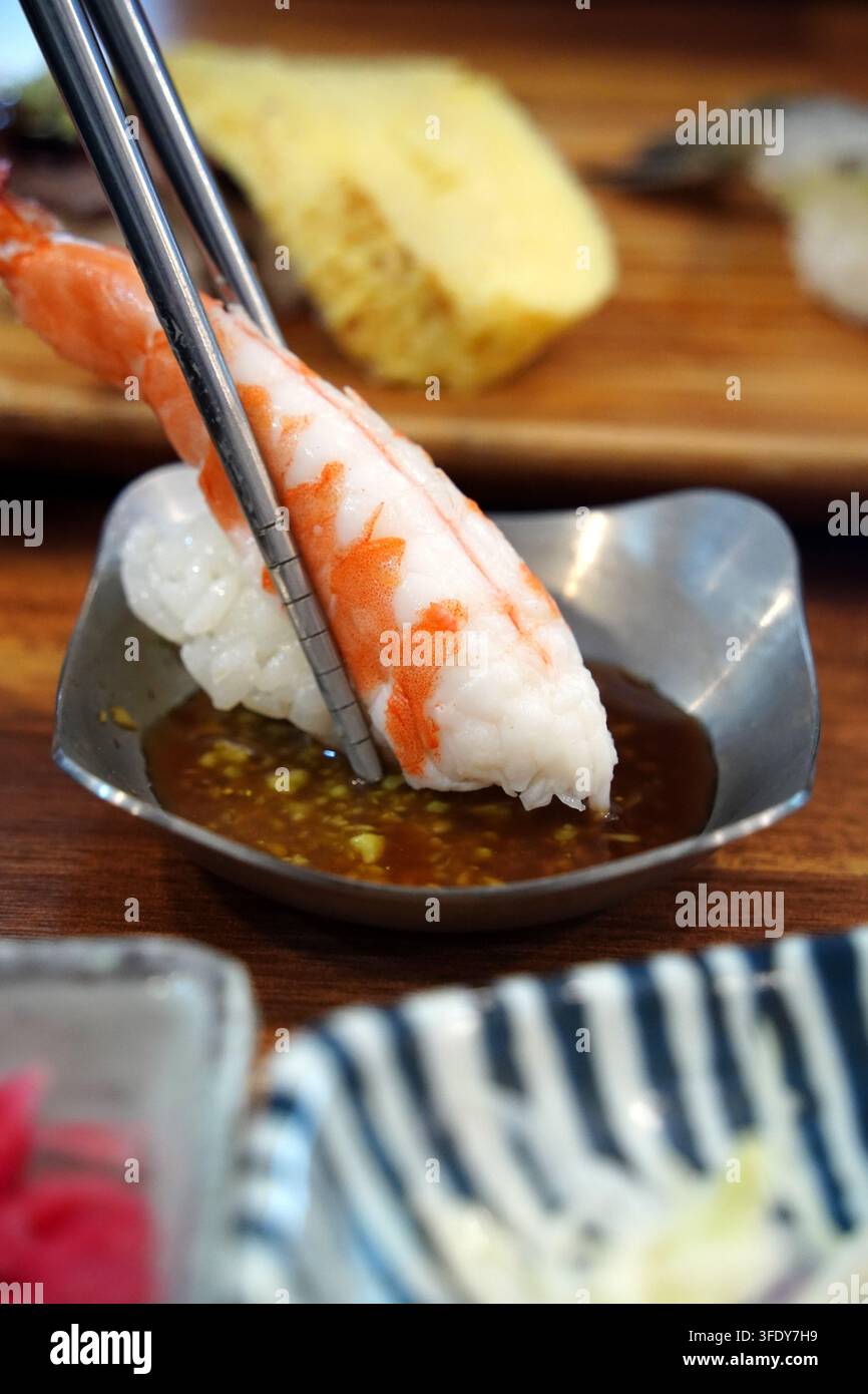 Frische Ebi-Garnelen-Sushi in Sojasauce mit Wasabi eintauchen Stockfoto